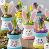 Bunte Osterhasentöpfe mit Bepflanzung