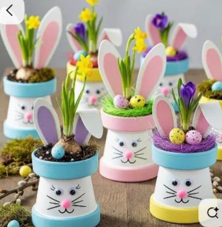 Bunte Osterhasentöpfe mit Bepflanzung